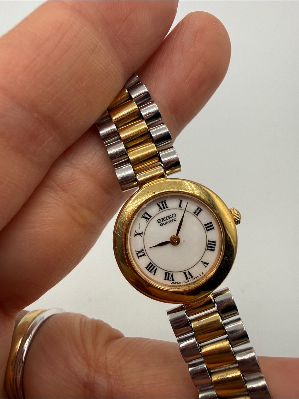 VTG Seiko Two-Tone Gold and Silver Women's Watch - Picture 2 of 10